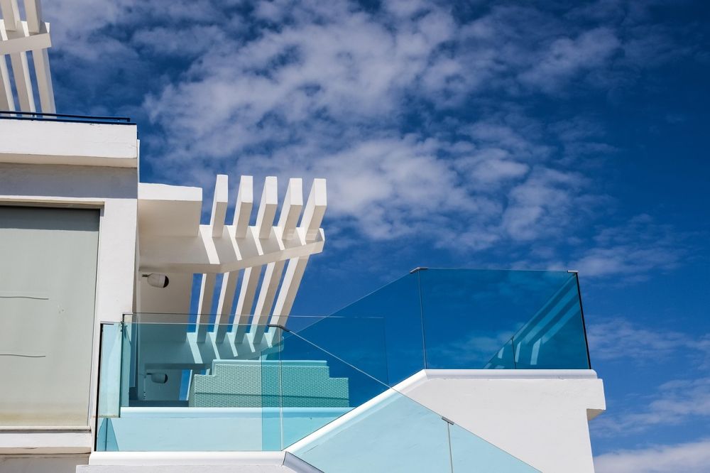 Rekkverk i glass: Gir lys, åpenhet og en ren linjeføring